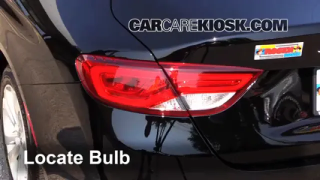 2015 Chrysler 200 Limited 2.4L 4 Cyl. Sedan (4 Door) Éclairage Feu stop (remplacer ampoule)
